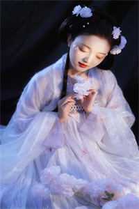 白月光纪白山写的小说被推下山崖时，未婚夫在和白月光恩爱